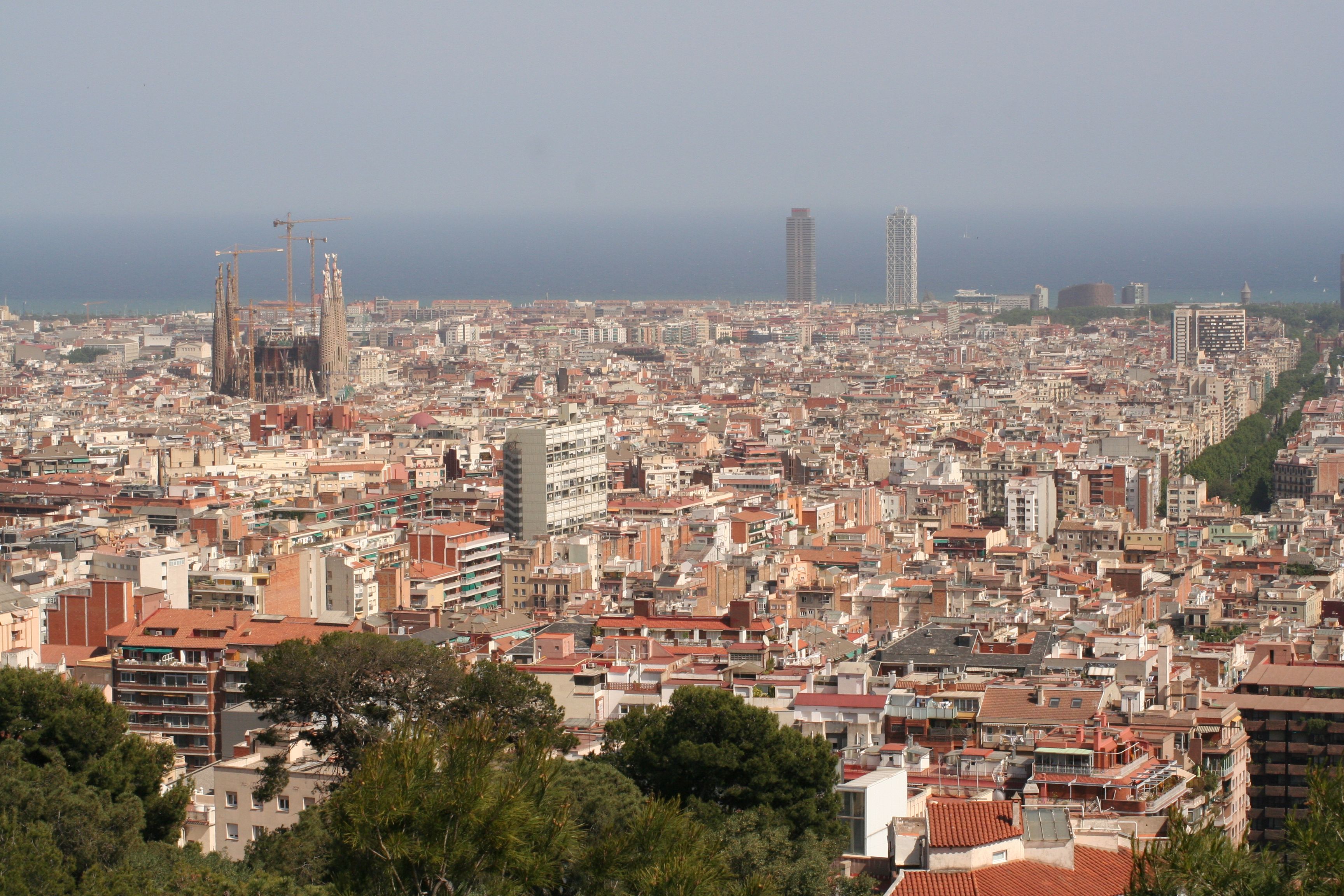 Sagrada Familia sobre Barcelona