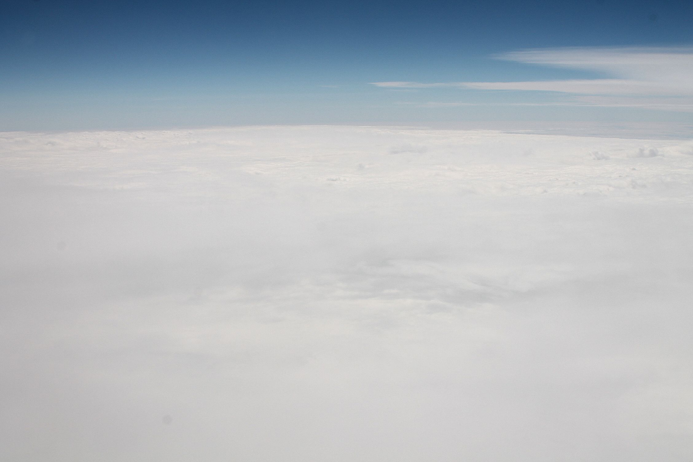 Ala de avión sobre el Atlántico
