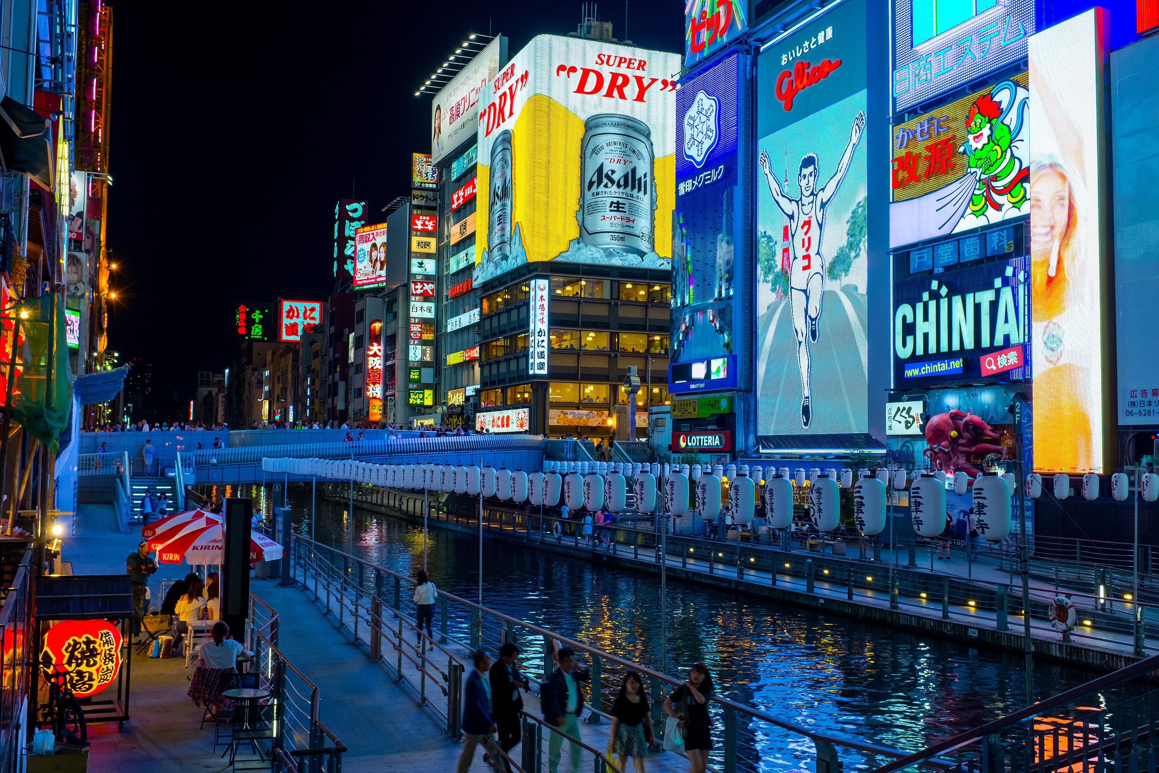 Canal de Dotonbori iluminado