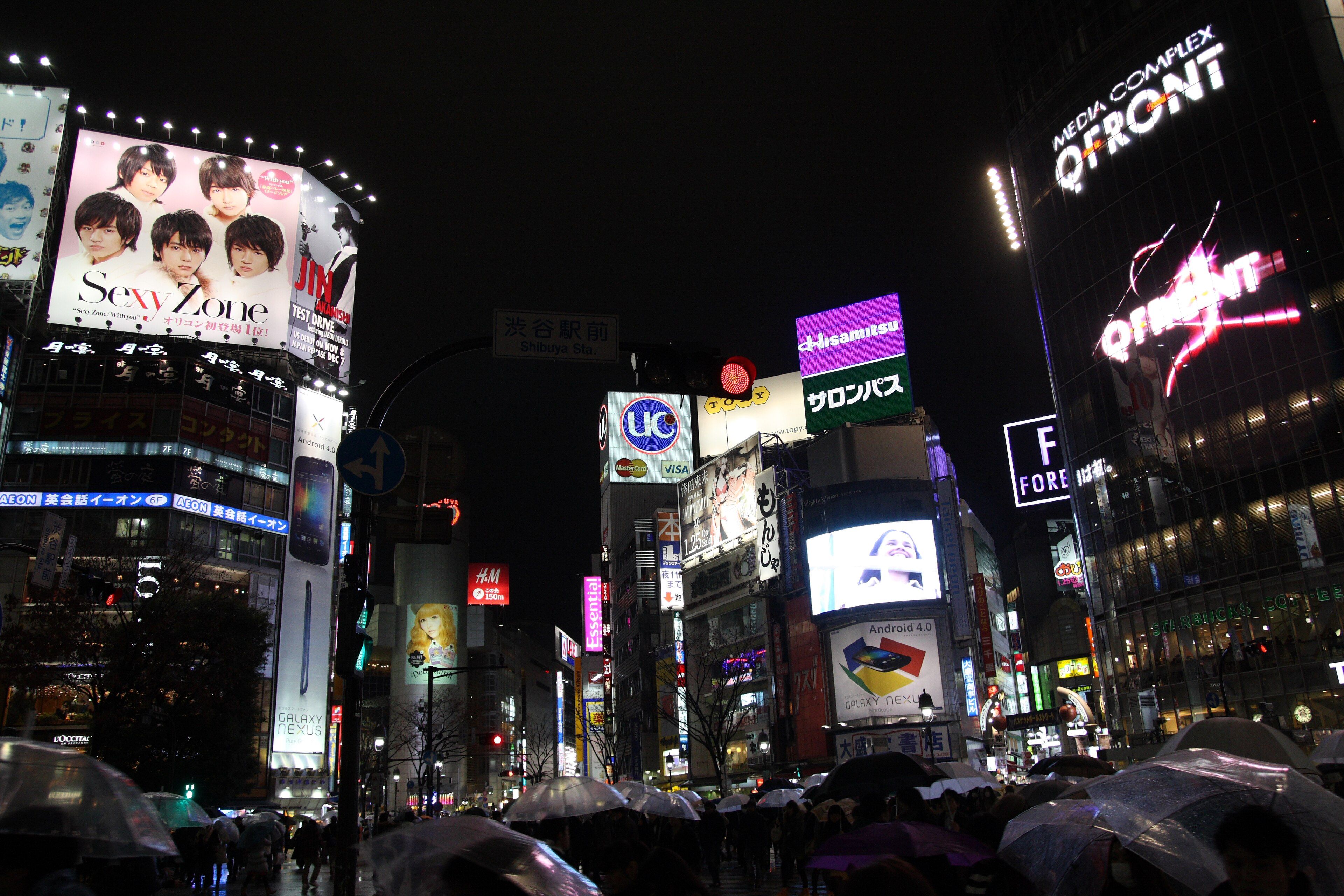 Cruce de Shibuya iluminado