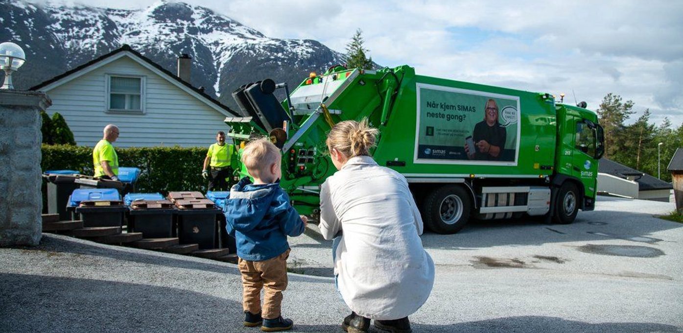 kvinne og barn ved renovasjonsbil