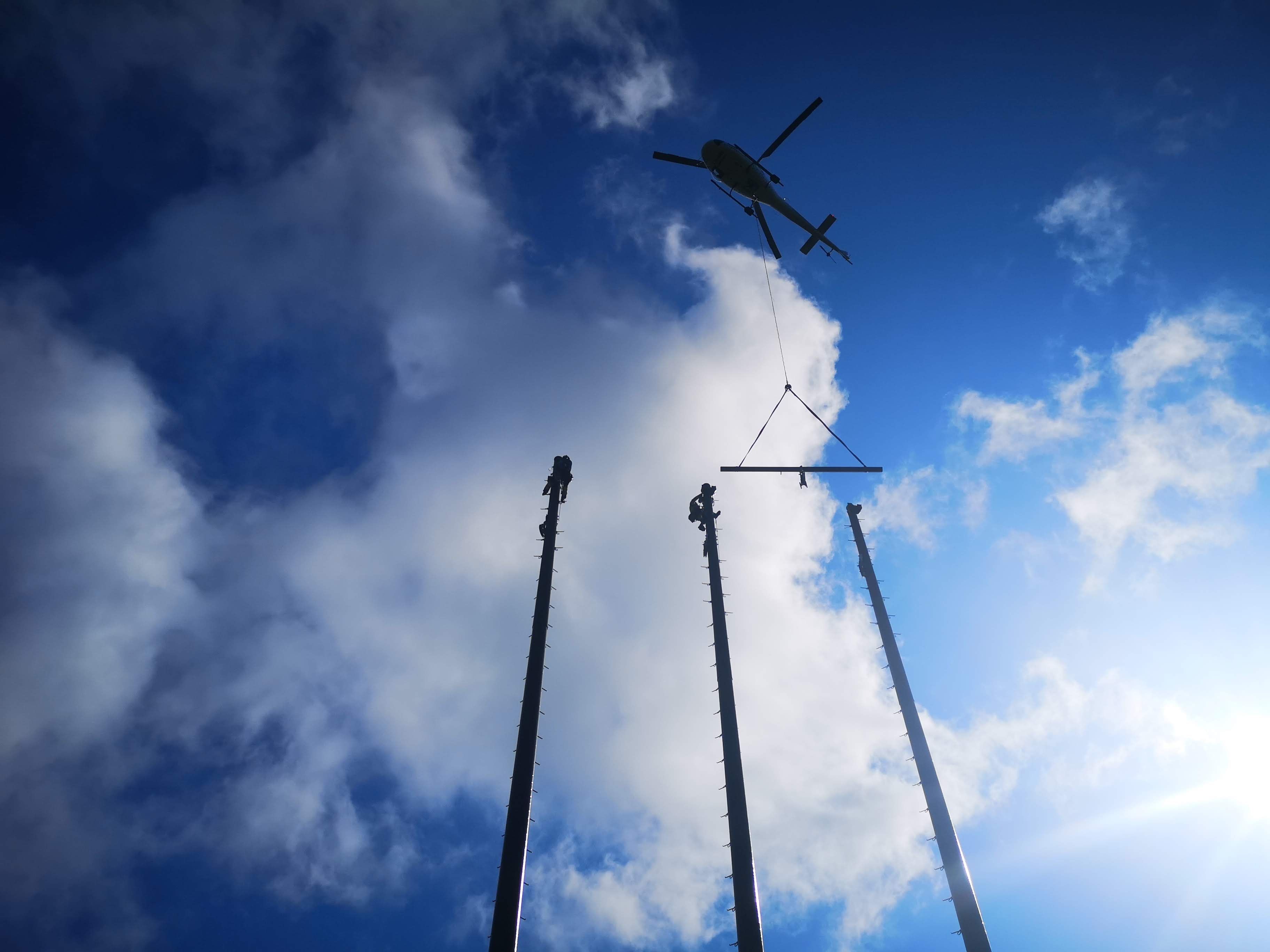 Helikopter i lufta ved master