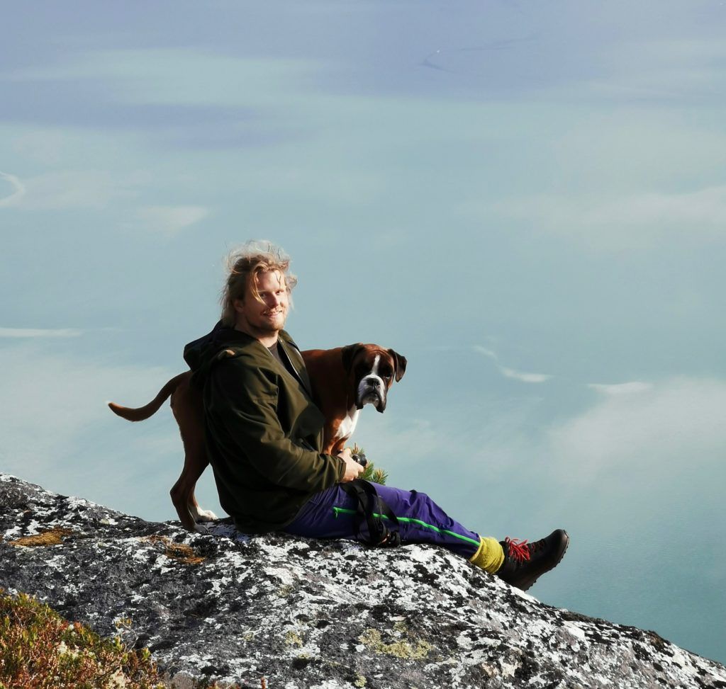 Mann og hund på fjelltur