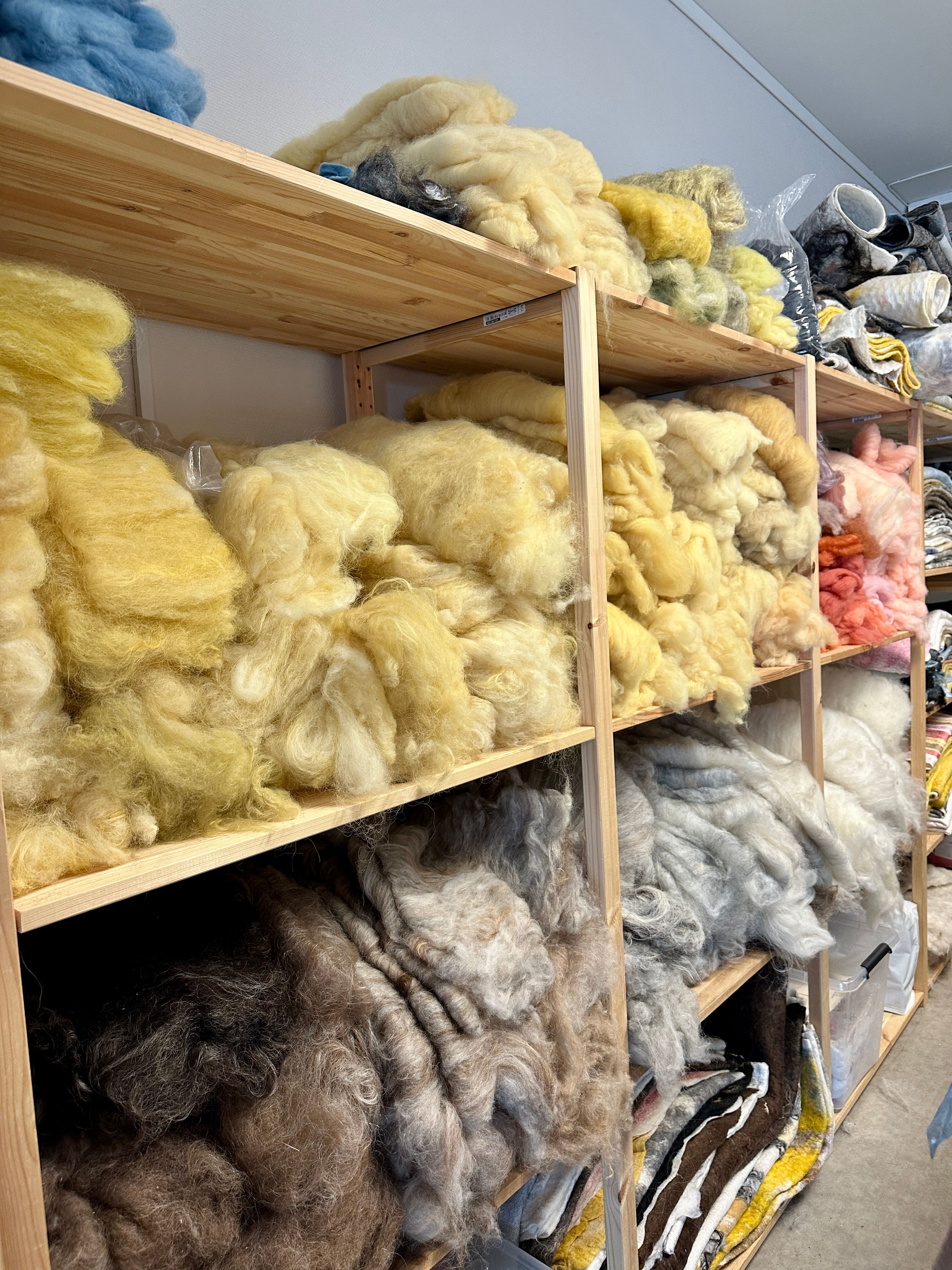 Farga ull flokk og fjell