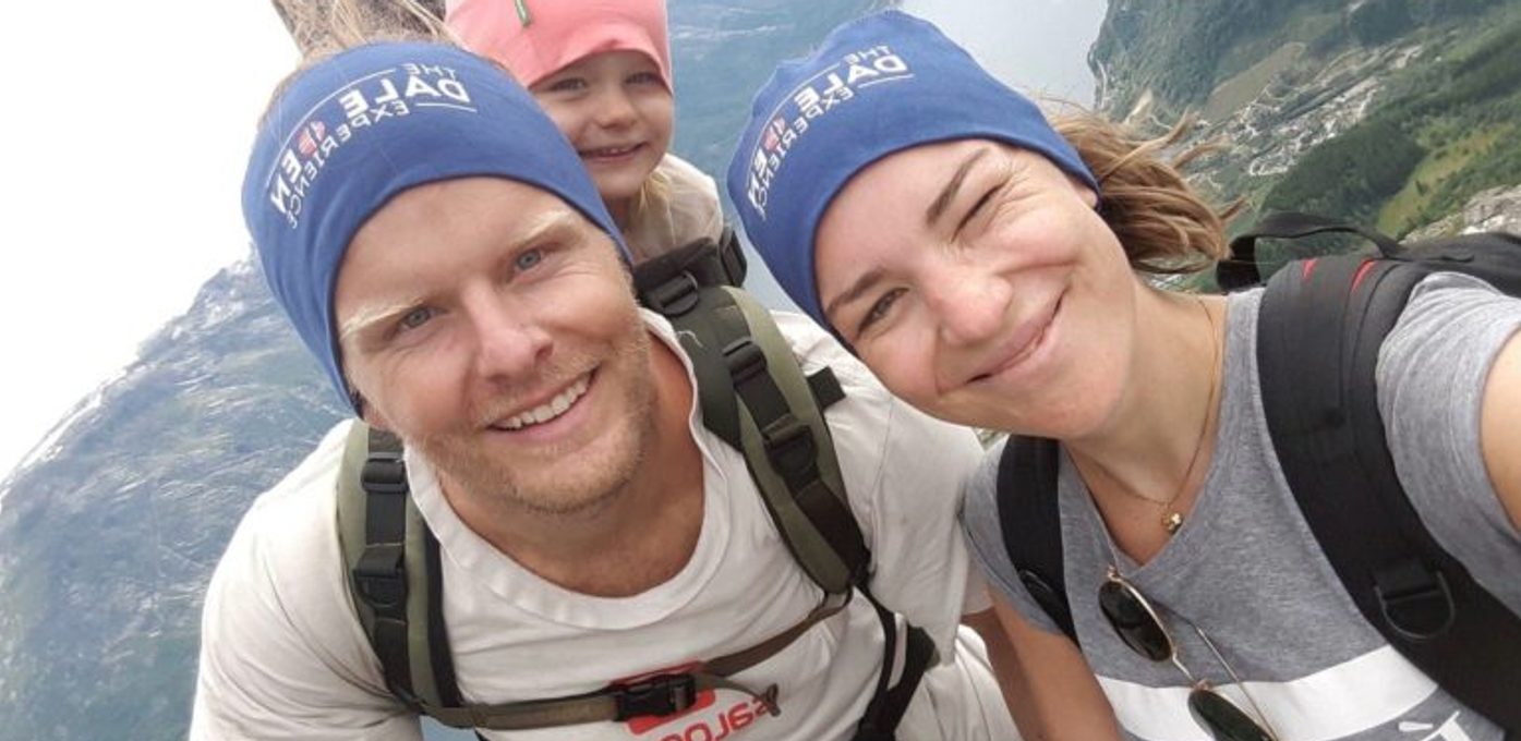 Familie på fjelltur i Sogn