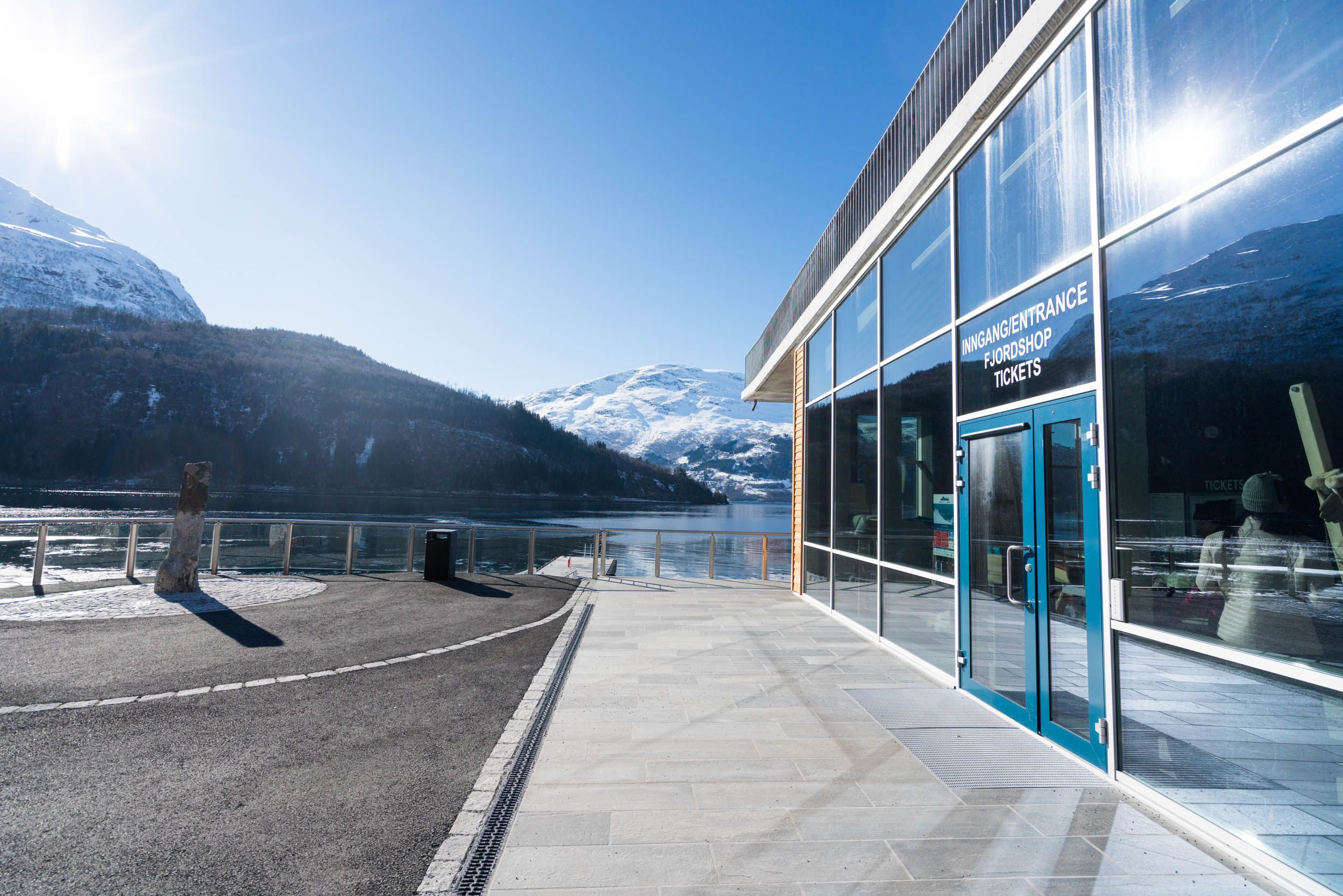 Butikkmedarbeidar i Fjordshop, Loen Active Bilde