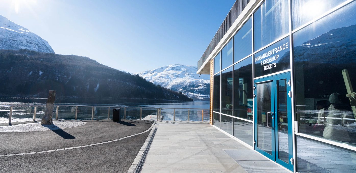 Butikkmedarbeidar i Fjordshop, Loen Active Bilde