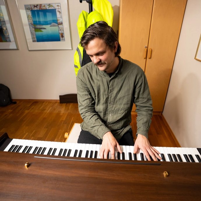 Piano på Fjord base kontoret