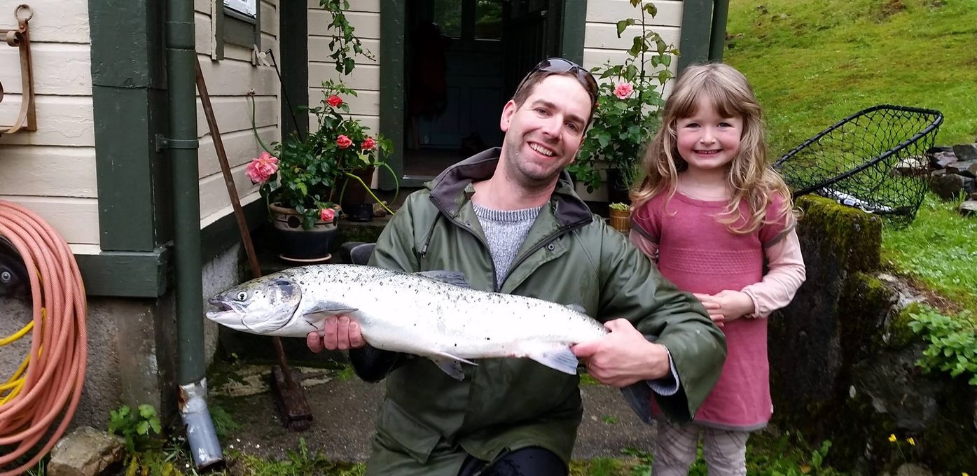 Jeff og datteren med en stor fisk