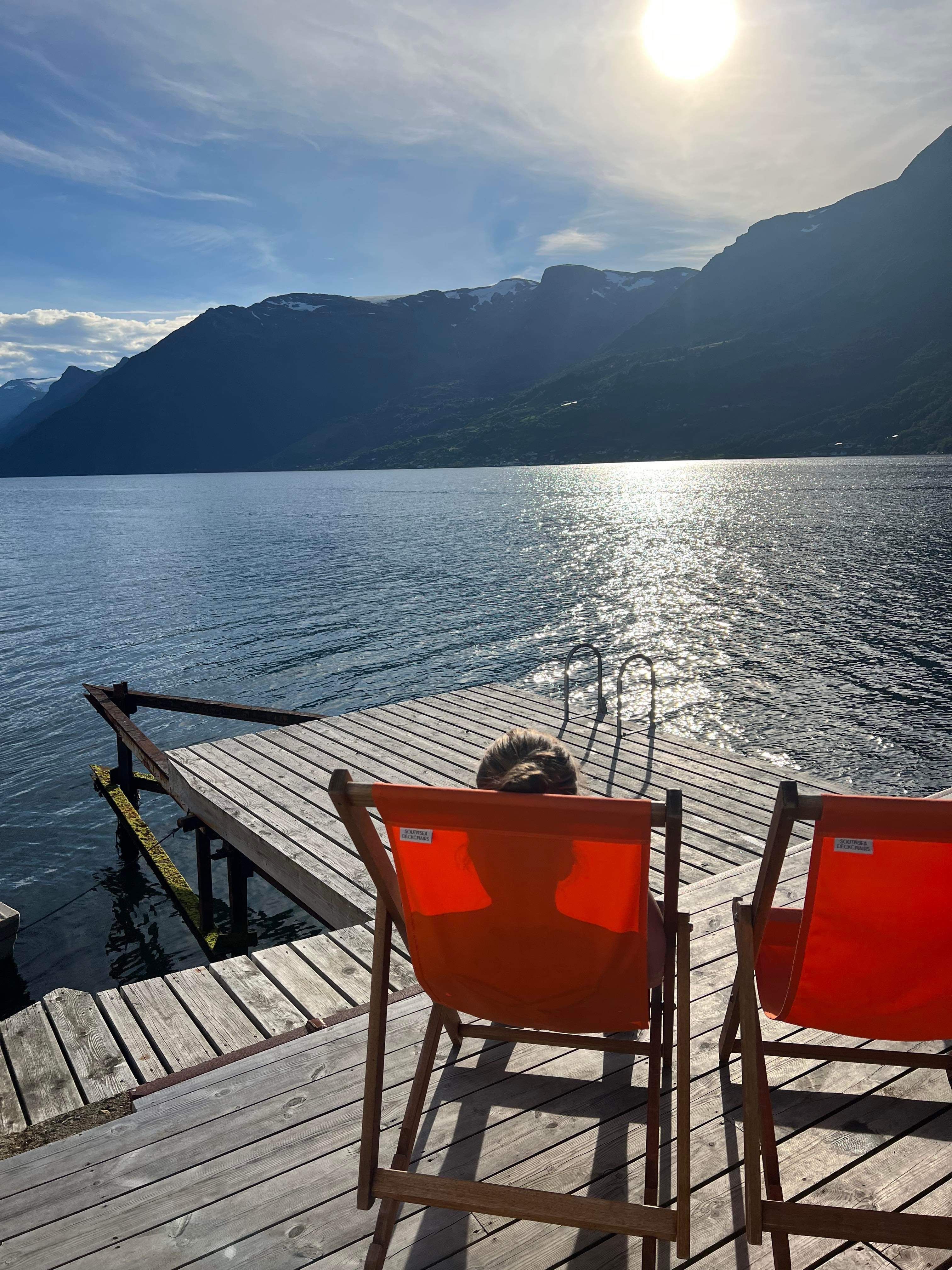 anine i odda ved sjøen