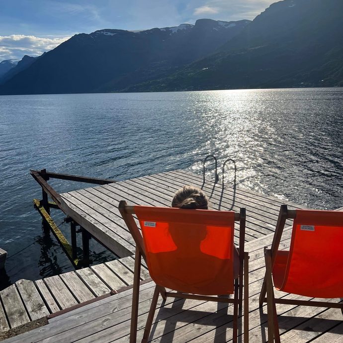 anine i odda ved sjøen