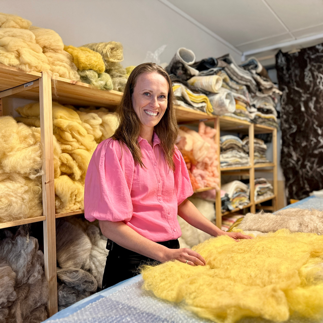 Annemieke arbeider med farga ull