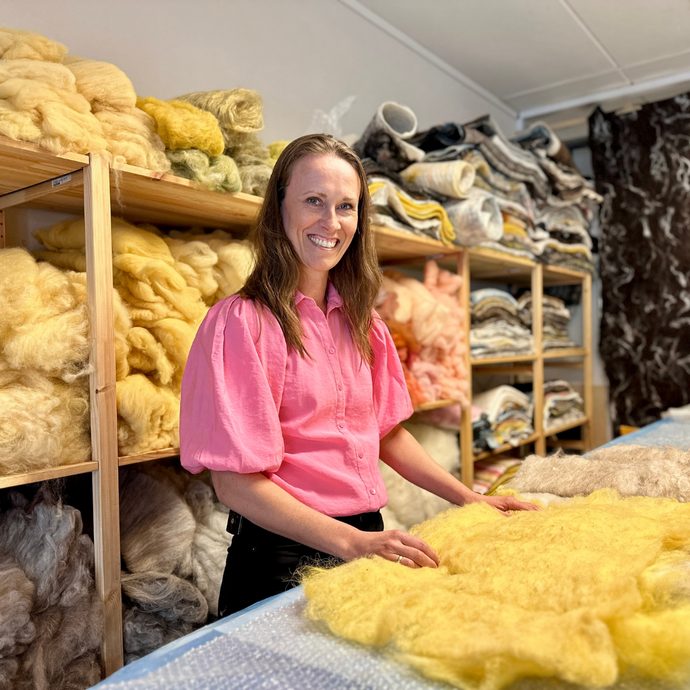 Annemieke arbeider med farga ull