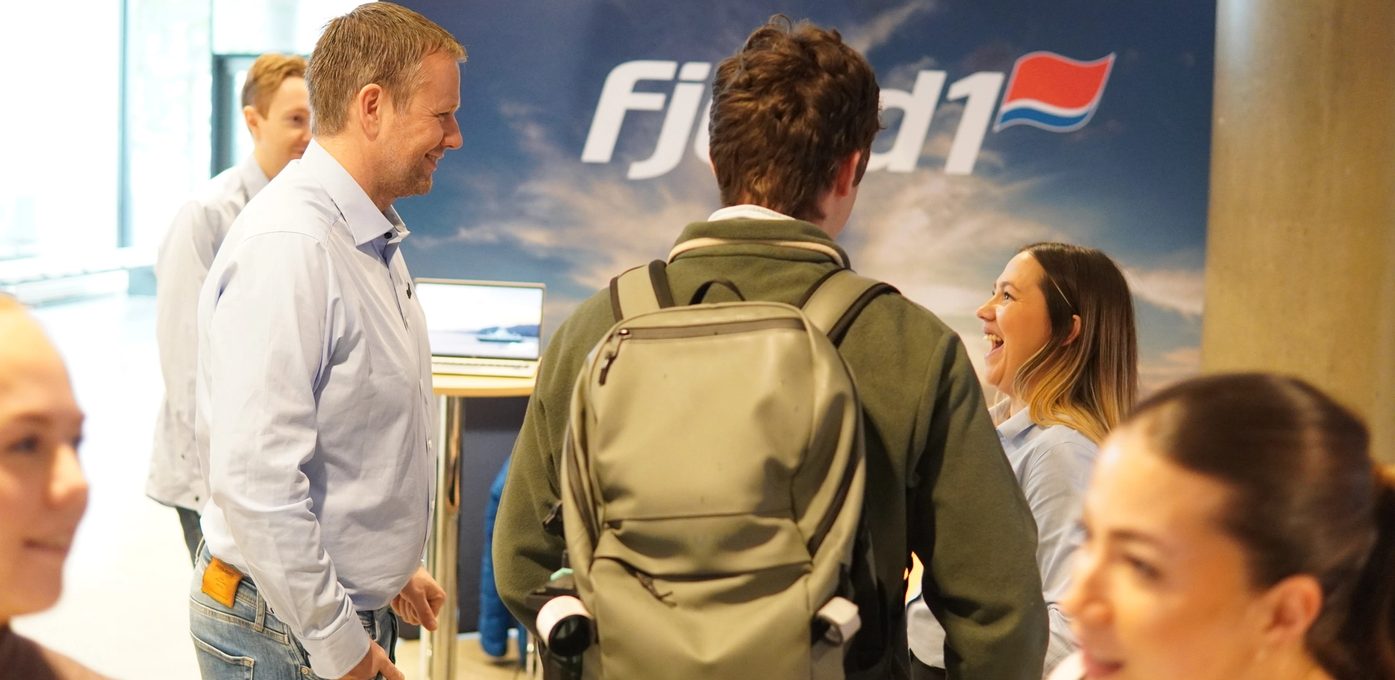 to personar som står saman og ler fjord1