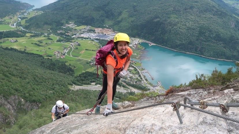 Rebekka som klatrer Via Ferrata