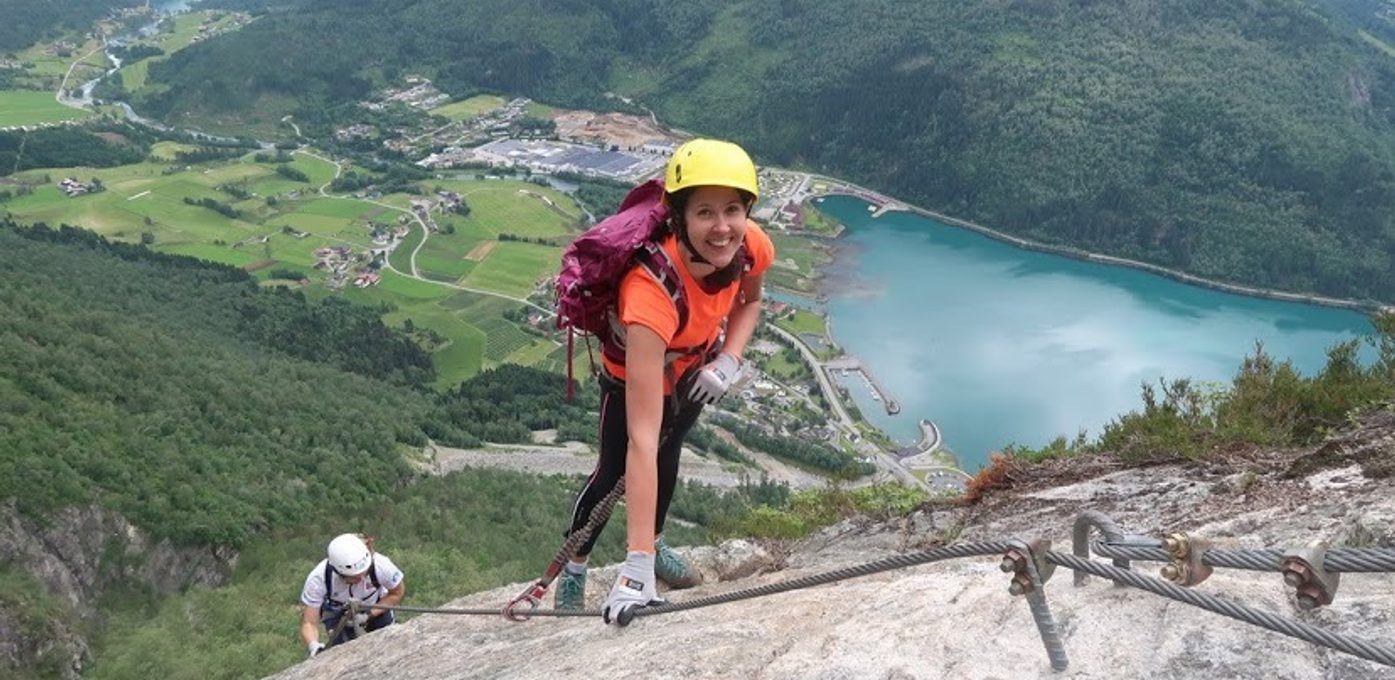 Rebekka som klatrer Via Ferrata