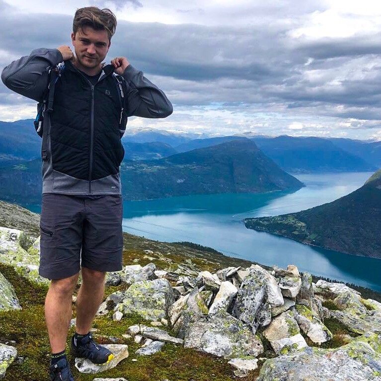 Sebastian på topptur med fjorden til utsikt