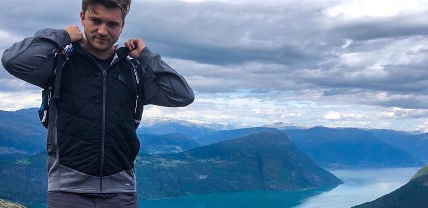 Sebastian på topptur med fjorden til utsikt