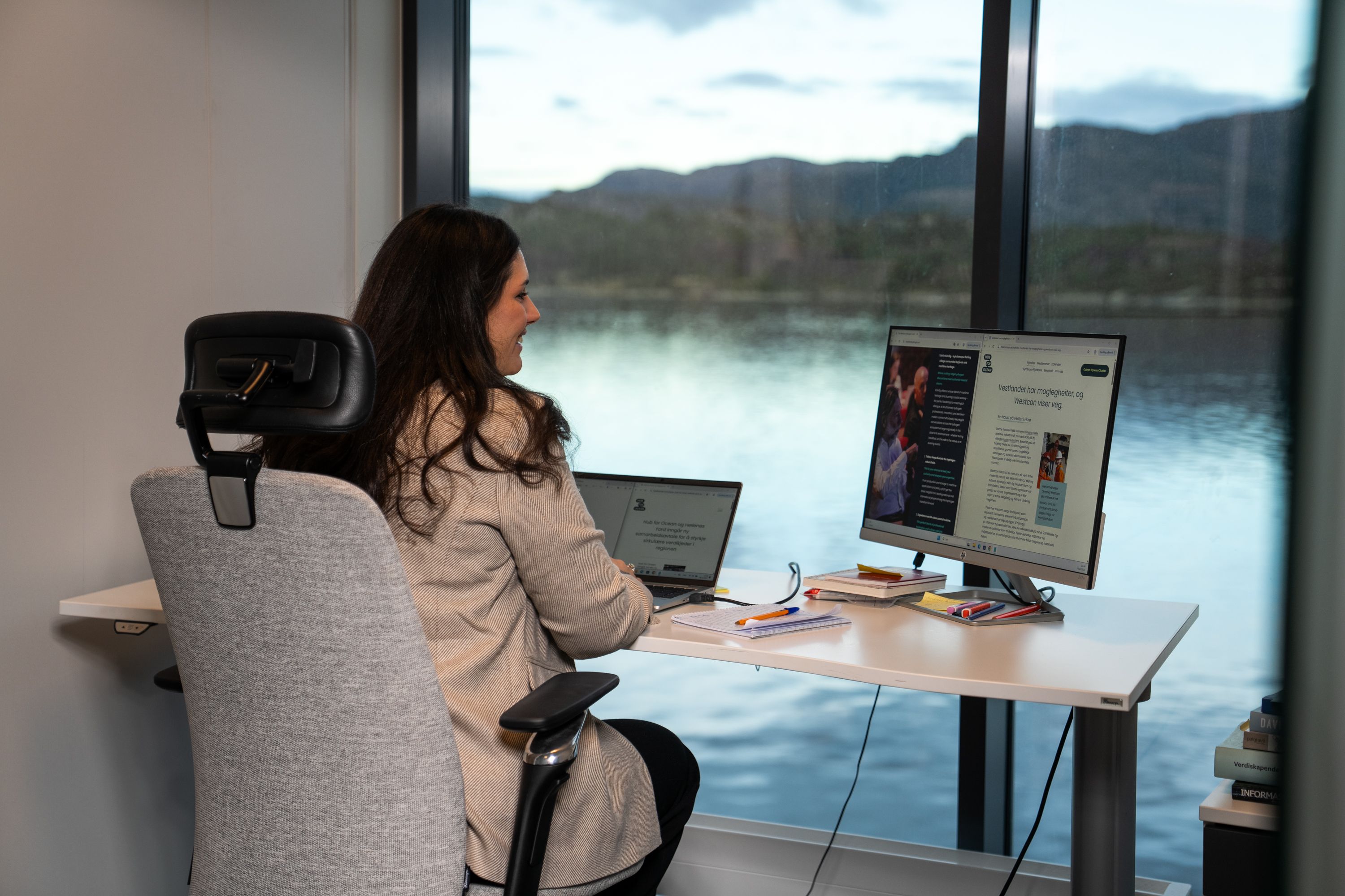 Dimana Helle på kontor