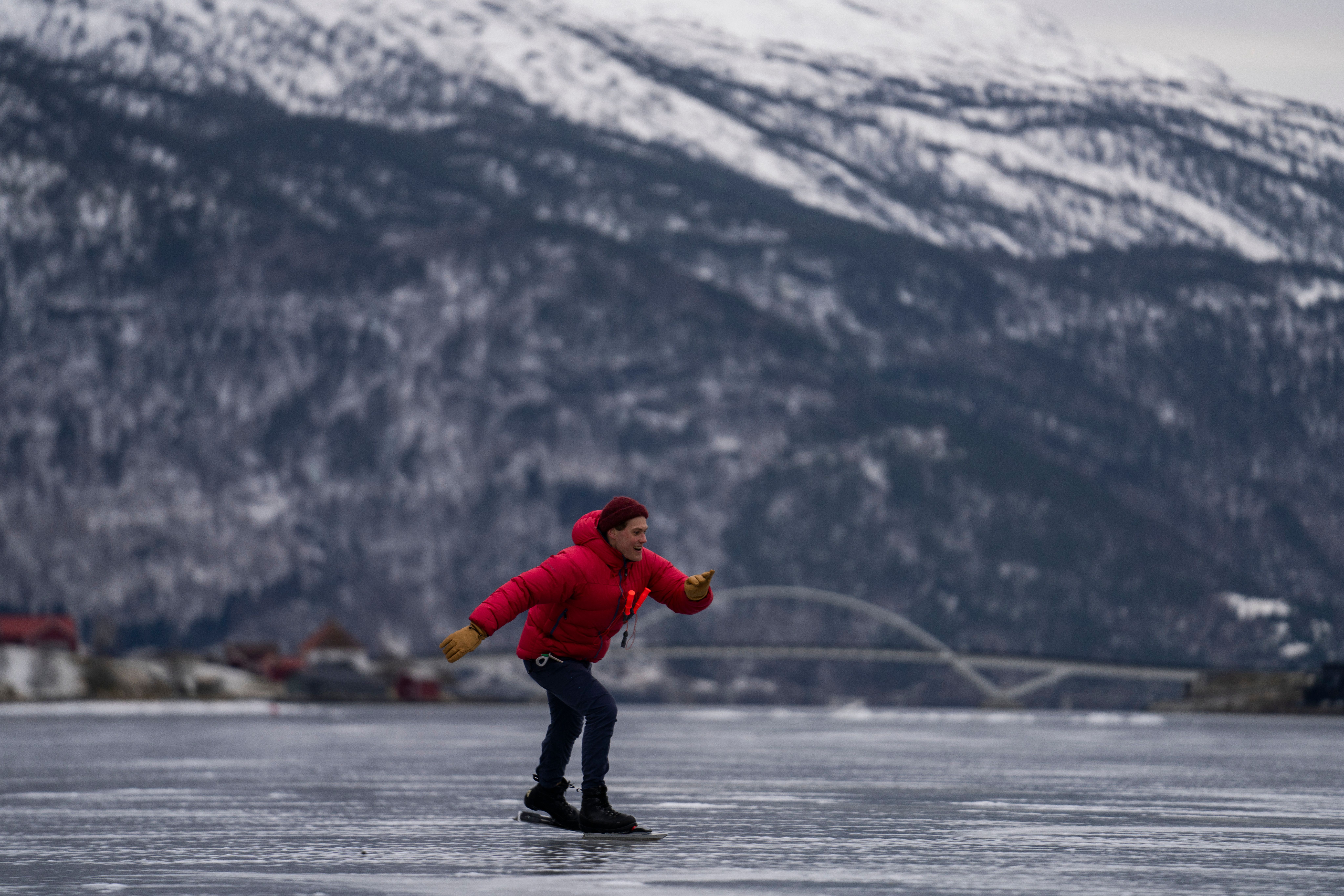 Bror på skøyter i Sogndal trainee