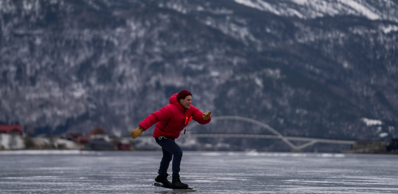 Bror på skøyter i Sogndal trainee