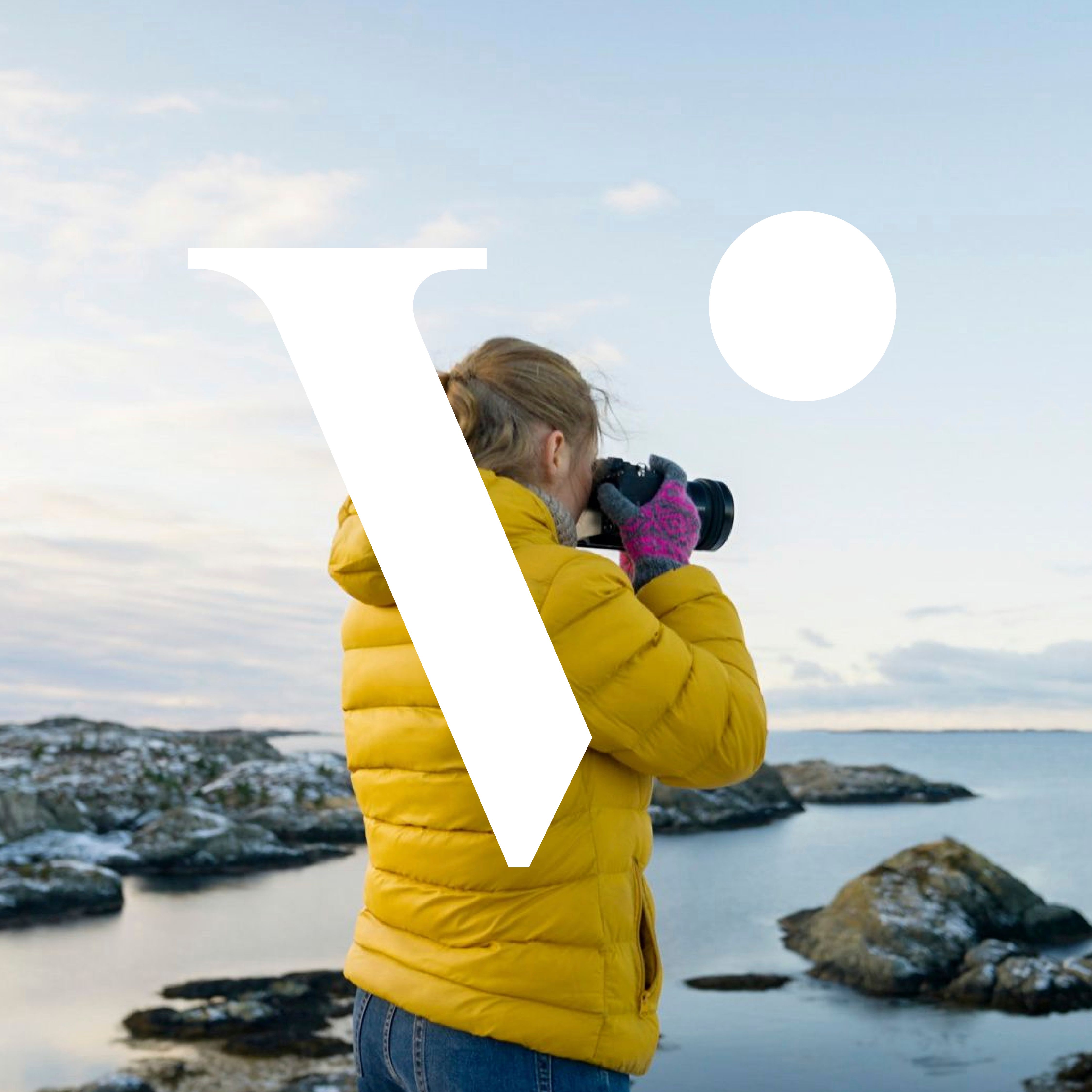 Person som tar bilde av havet, logo til framtidsfylket
