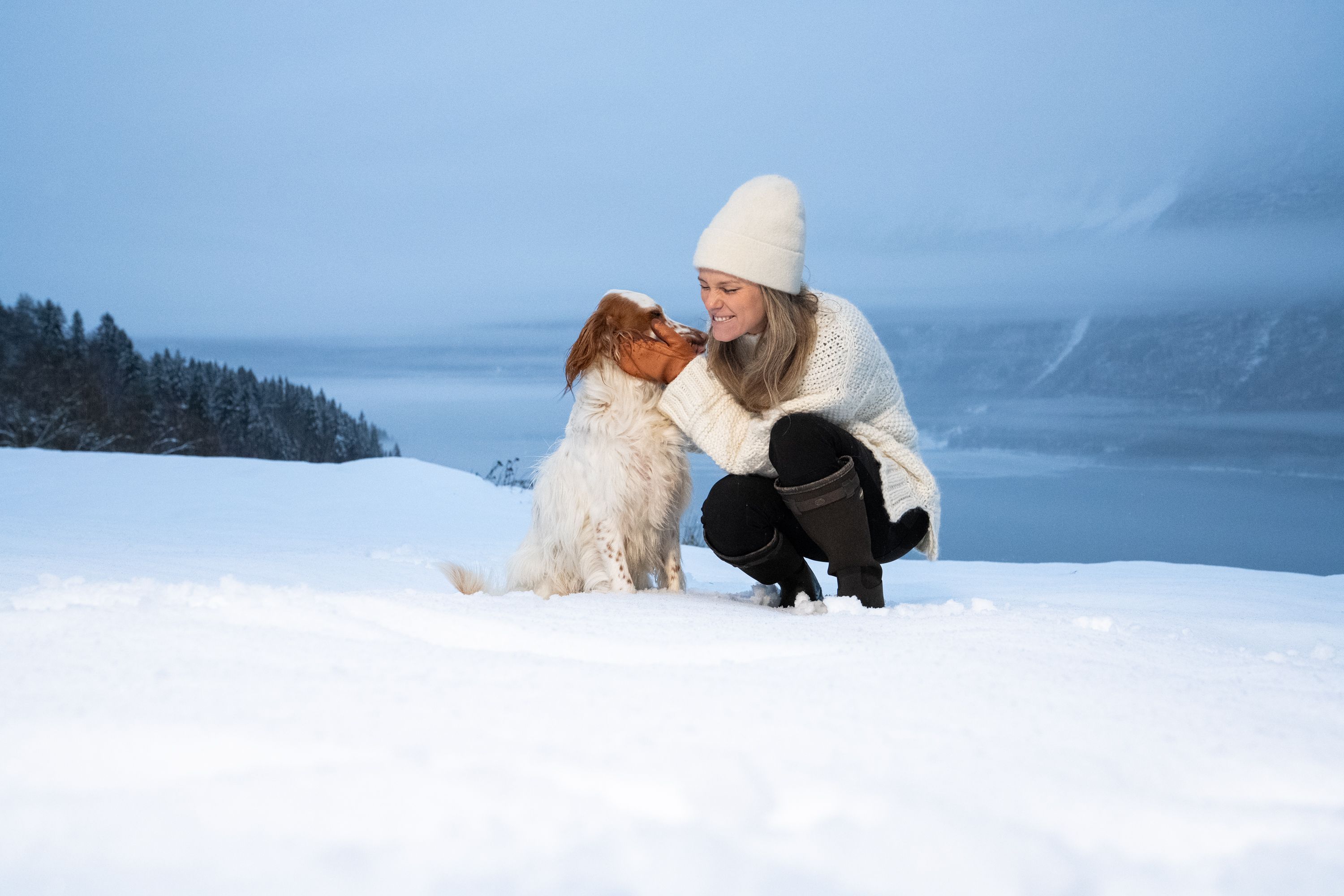 Hege Skogen og hund i Luster