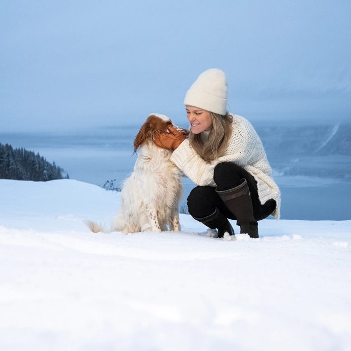 Hege Skogen og hund i Luster