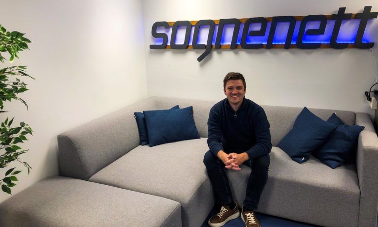 Sebastian foran logoen til Sognenett