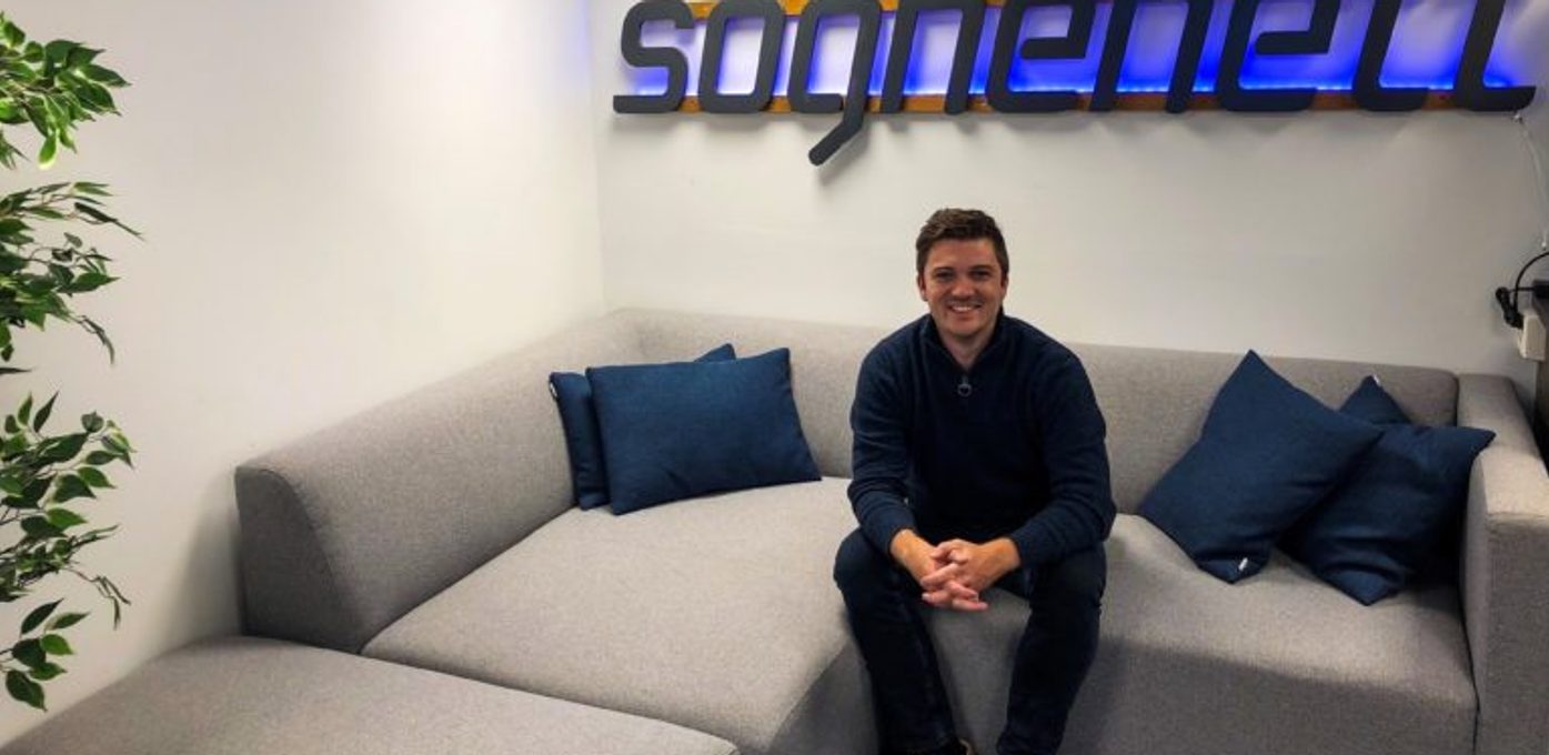 Sebastian foran logoen til Sognenett
