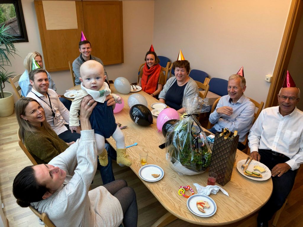 Silje med familien på burdsagslunsj