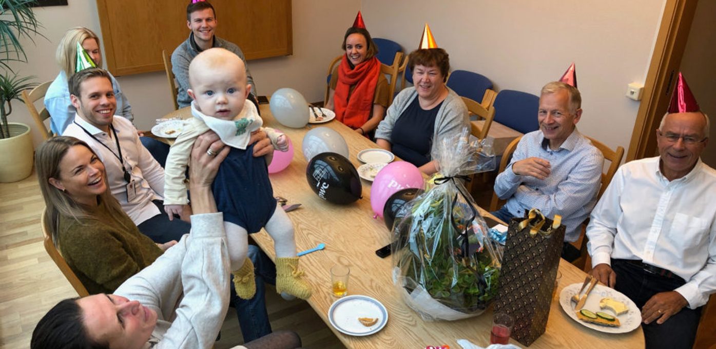 Silje med familien på burdsagslunsj