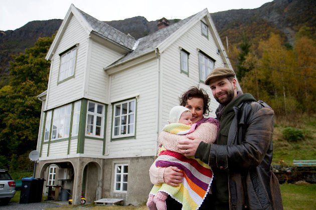 Jeff med familien foran huset deres