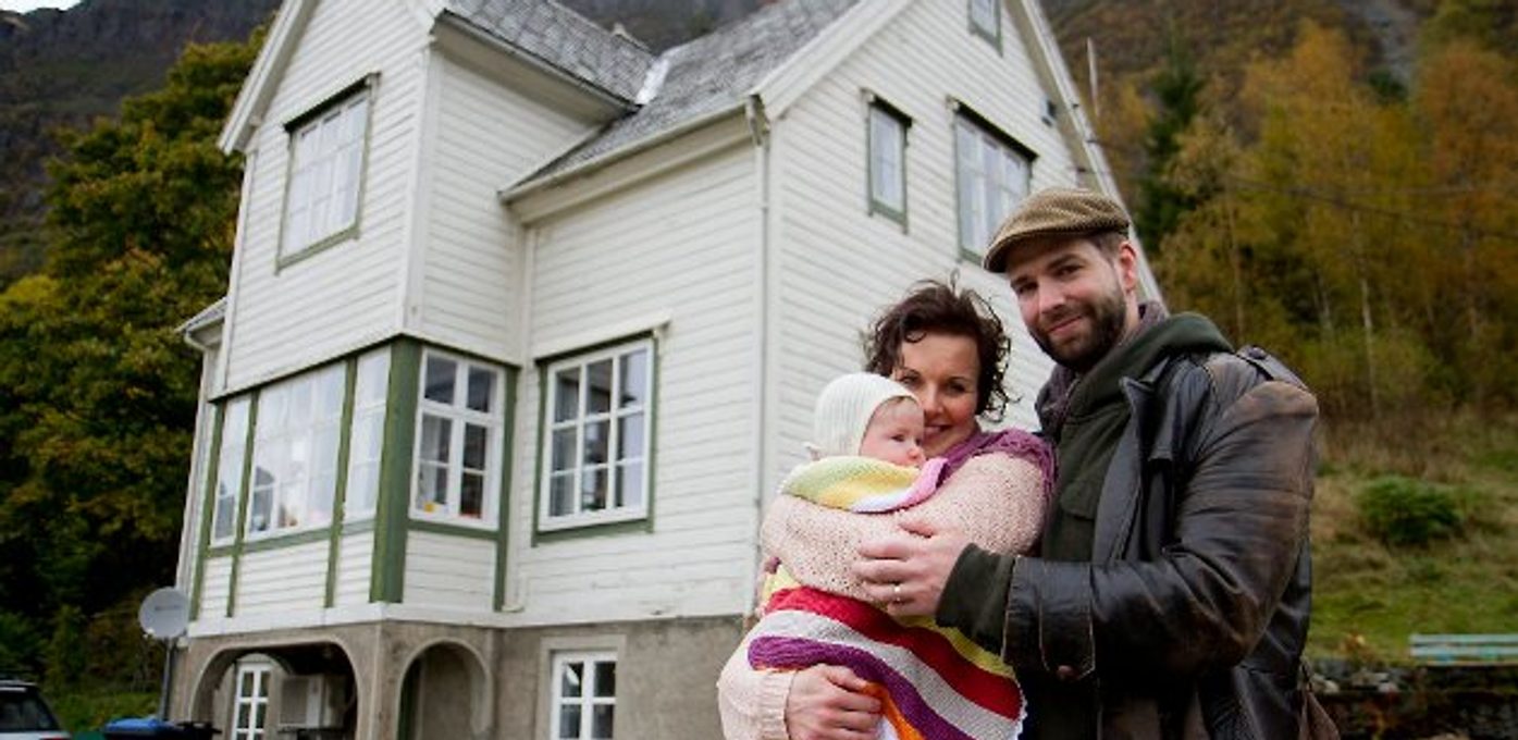 Jeff med familien foran huset deres
