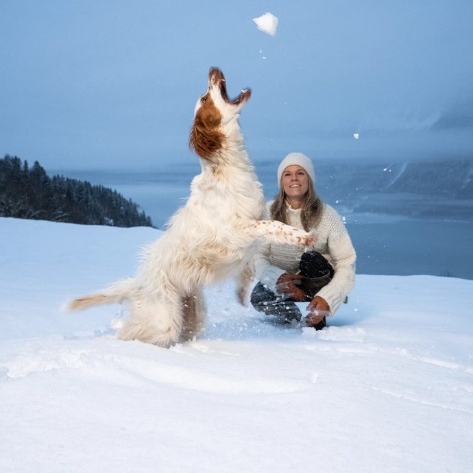 Hege Skogen og hund i Luster