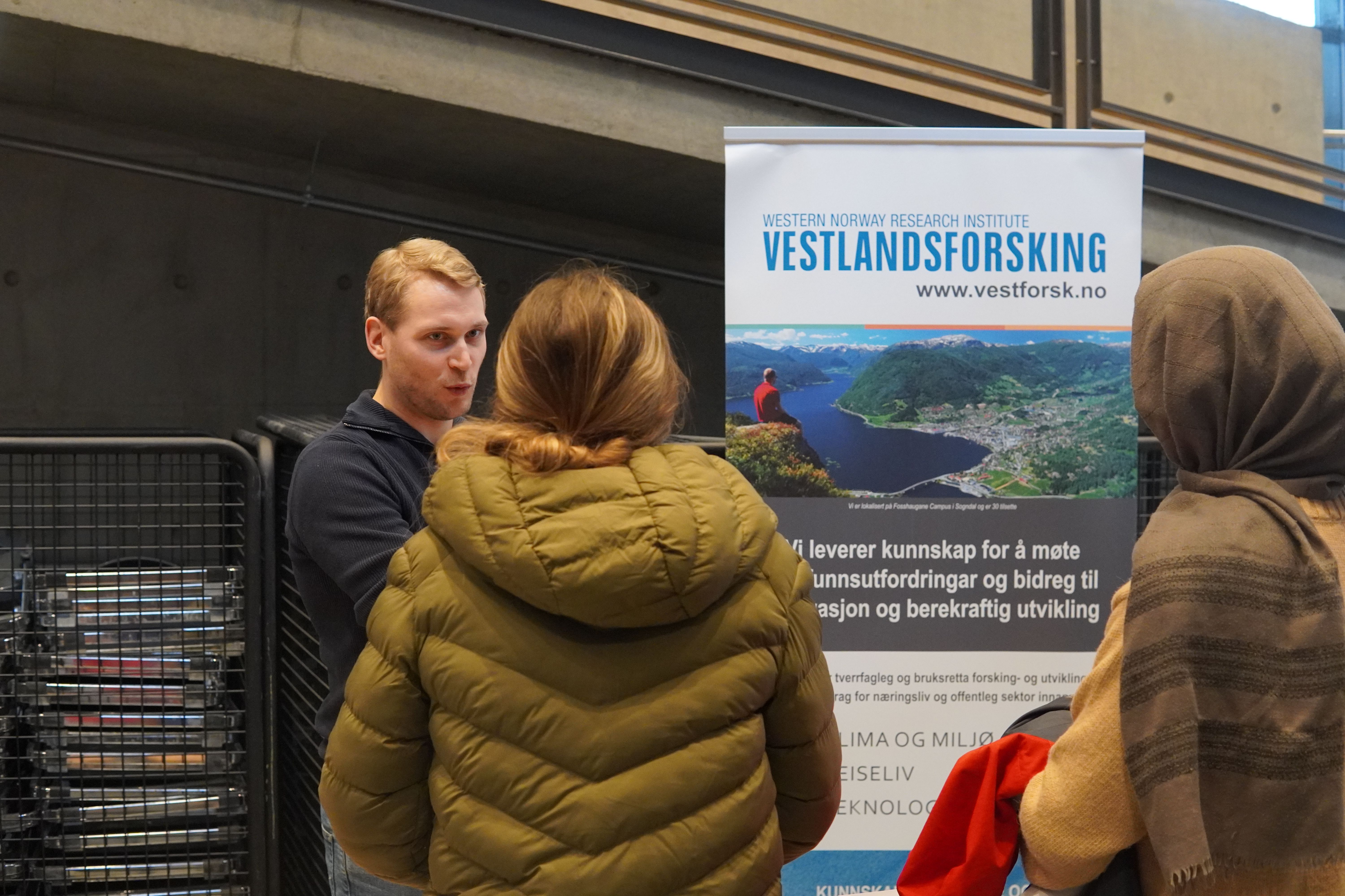Bjørn Christian Vestlandsforsking snakkar med studentar på stand
