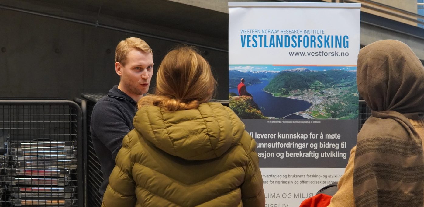 Bjørn Christian Vestlandsforsking snakkar med studentar på stand
