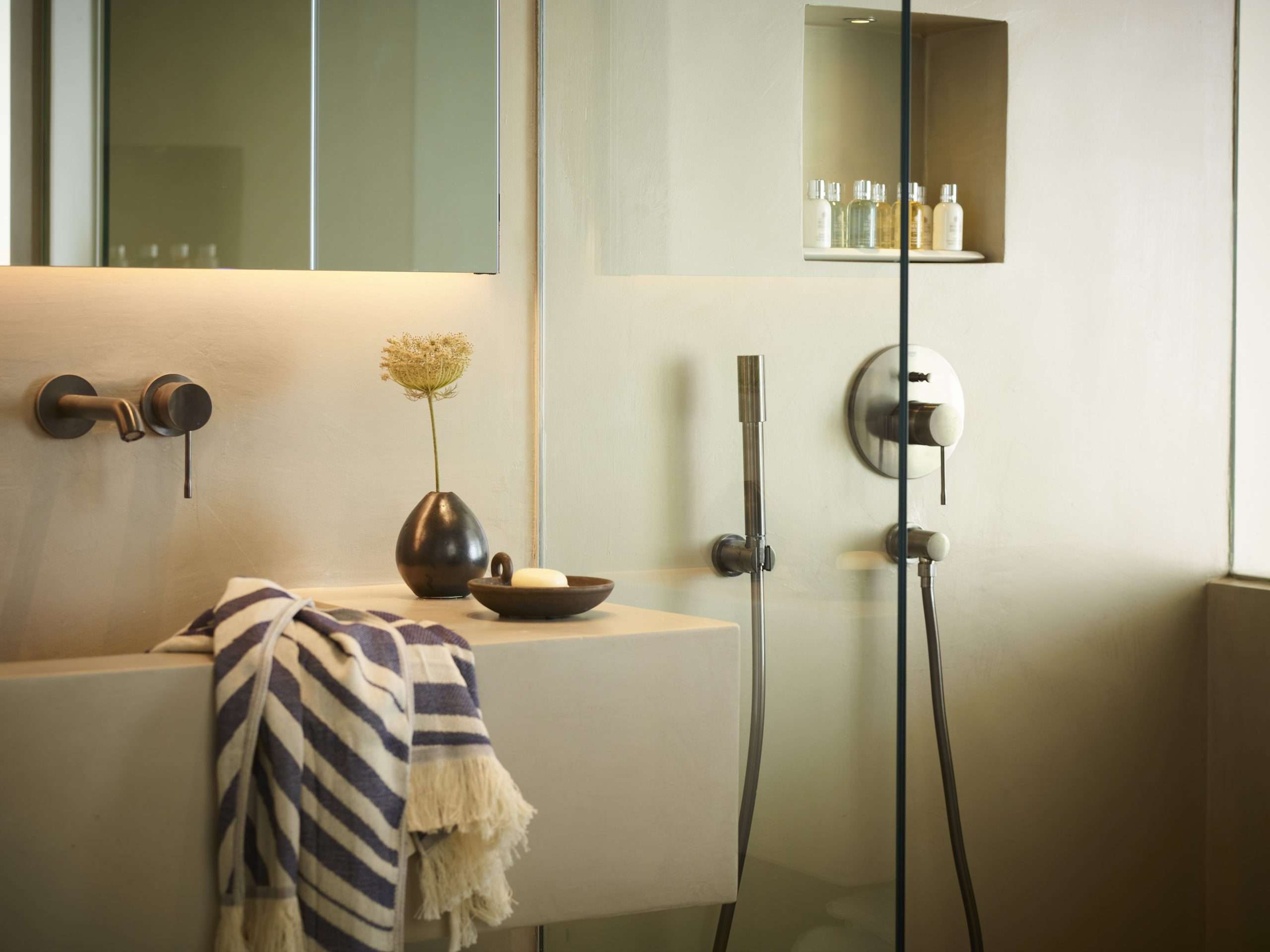 Die Spa-Suite blickt auf die glitzernde Ägäis.