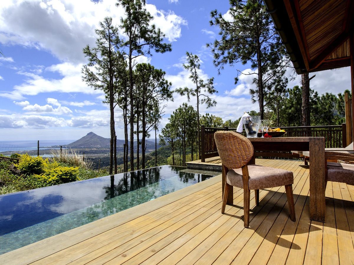 Suite with pool and mountain view