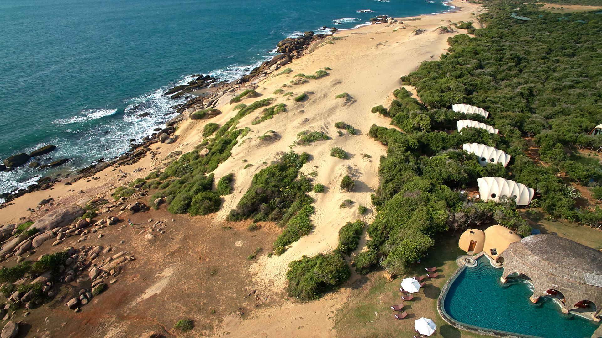 Lodge between bush and beach