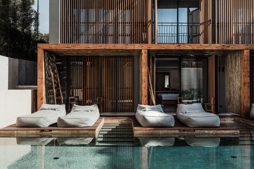 Swim-Up Room