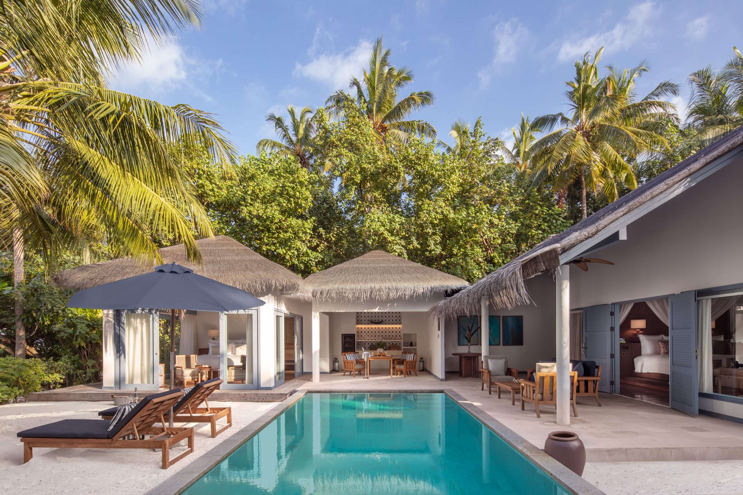 Privater Pool direkt am weißen Sandstrand.