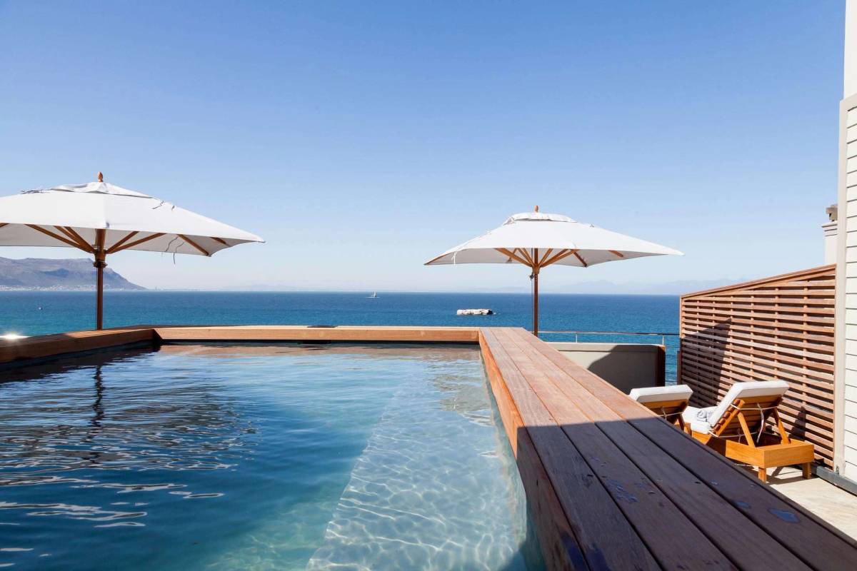 Pool mit Meerblick