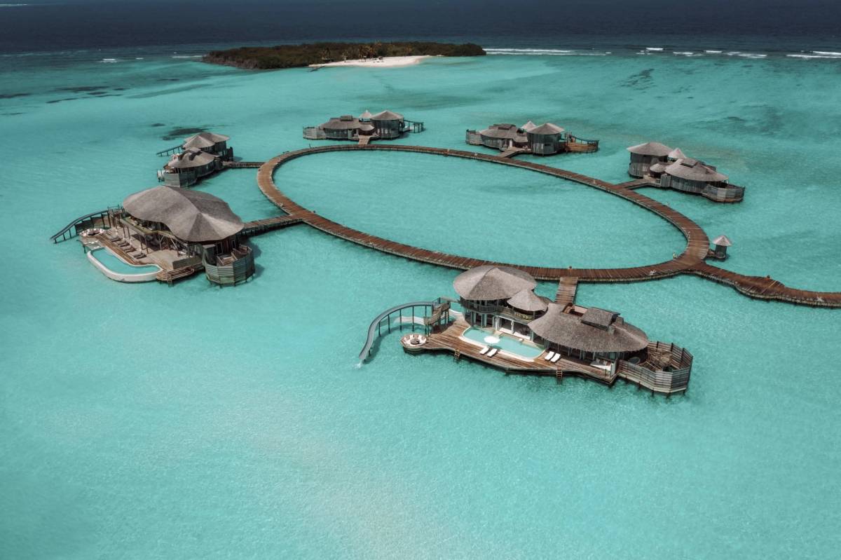 Ikonische Wasserruttschen im Soneva Jani