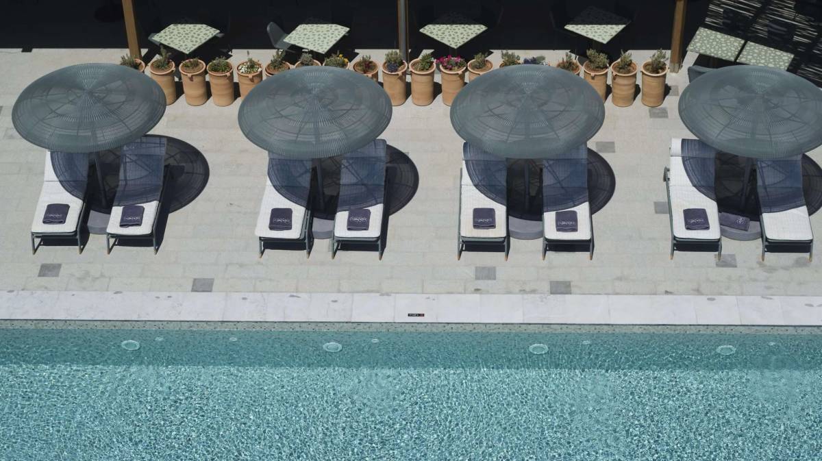 Pools mit Sonnenliegen