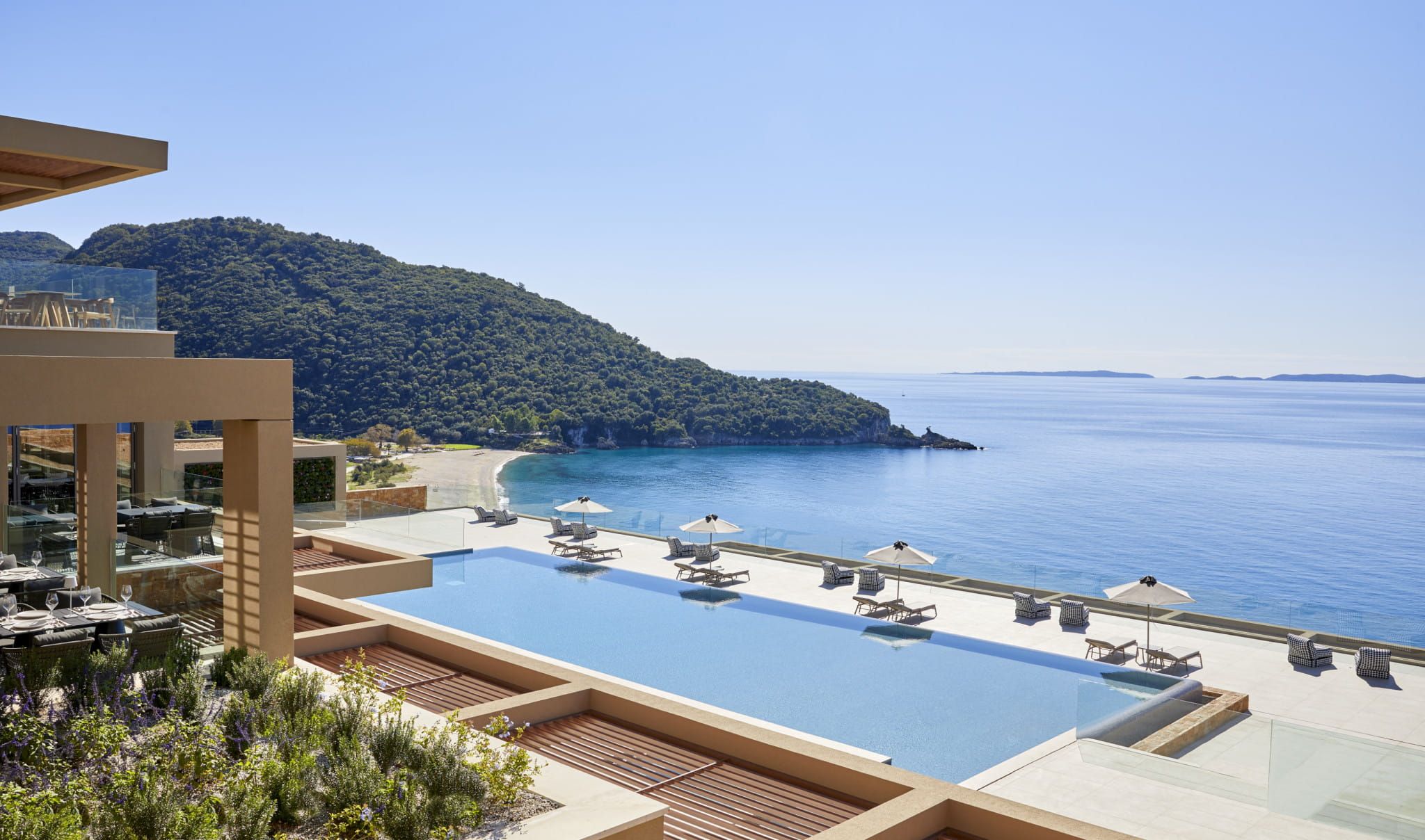 Infinity pool with sea view