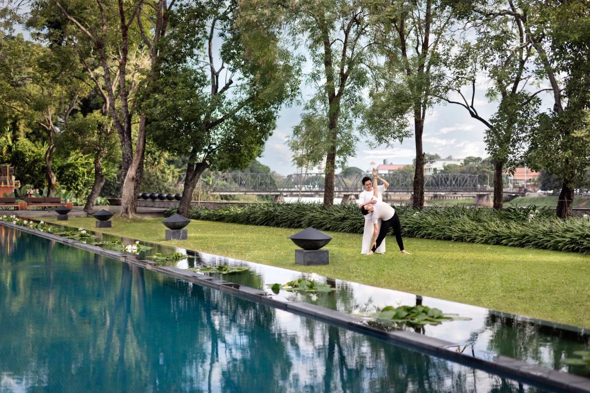 Yoga am Pool