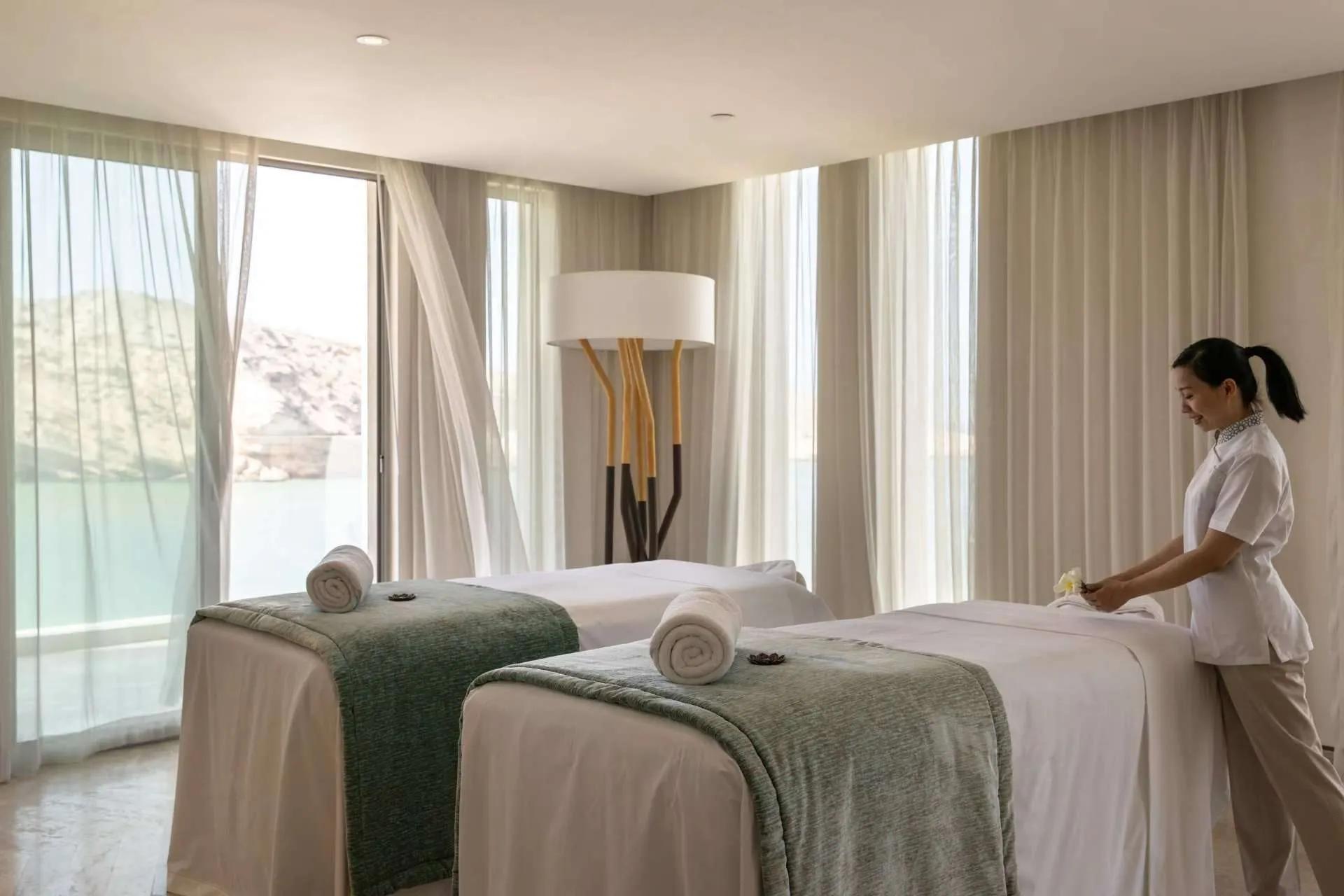1.200 m² Spa mit Meerblick und Hammam.