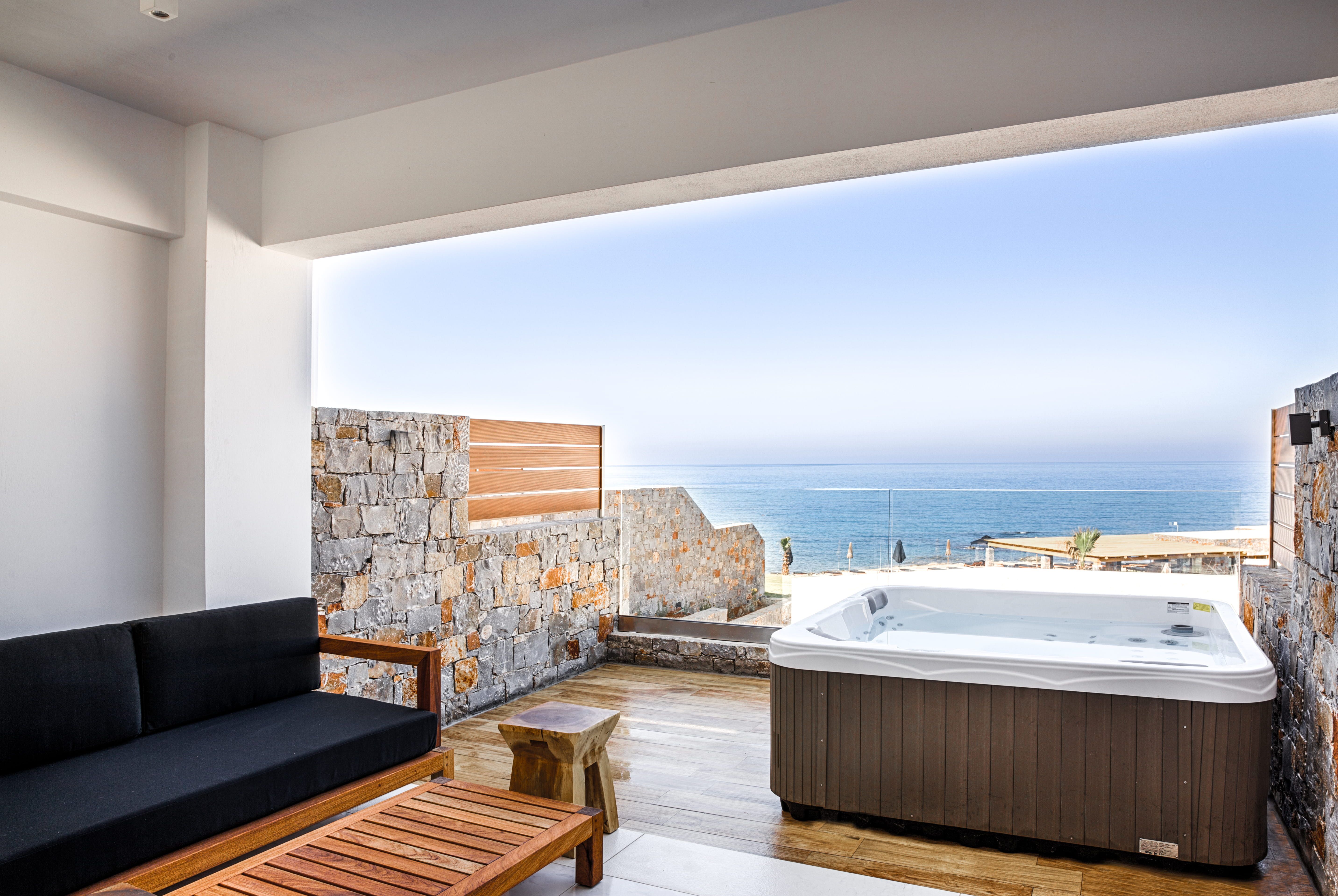 Luxury Guestroom with Private Outdoor Jacuzzi 