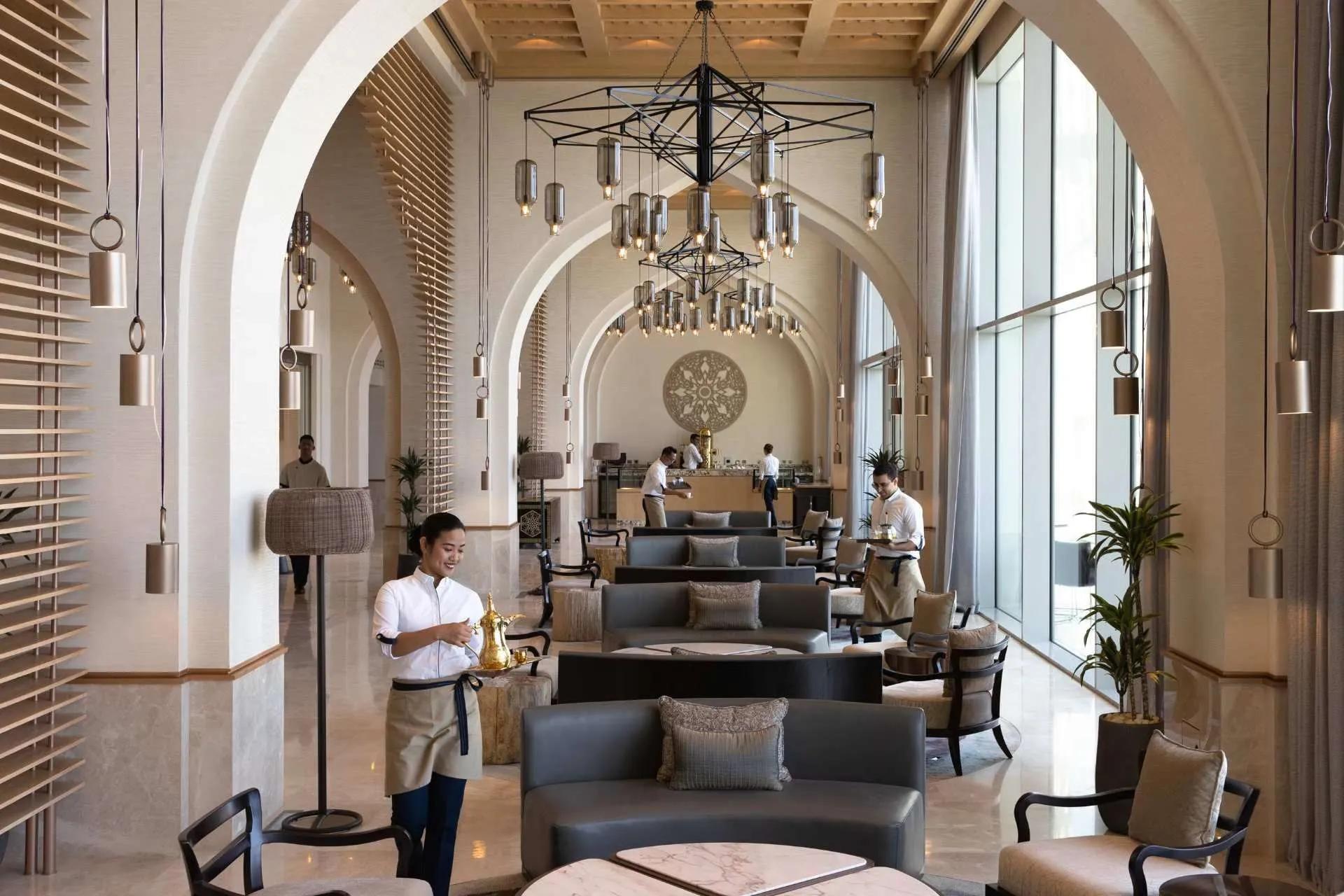 Fünf Restaurants – vom Dach bis direkt an den Strand.